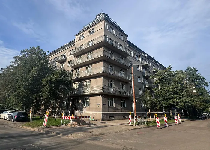 Spacious Located In A Centre *